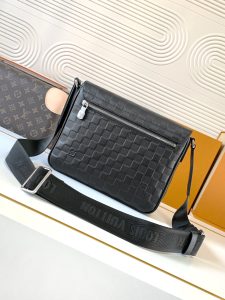 Louis Vuitton Messenger Bag M42711