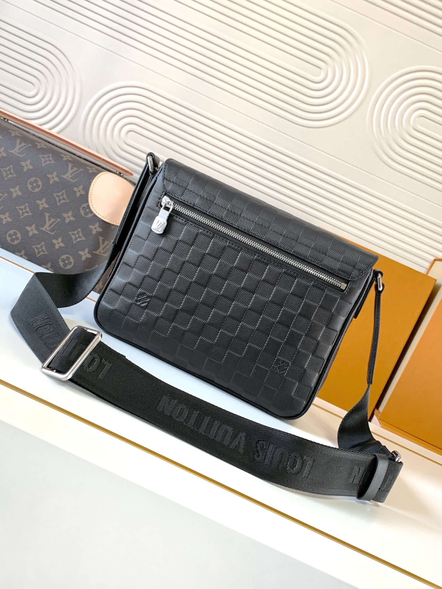 Louis Vuitton Messenger Bag M42711
