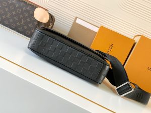 Louis Vuitton Messenger Bag M42711