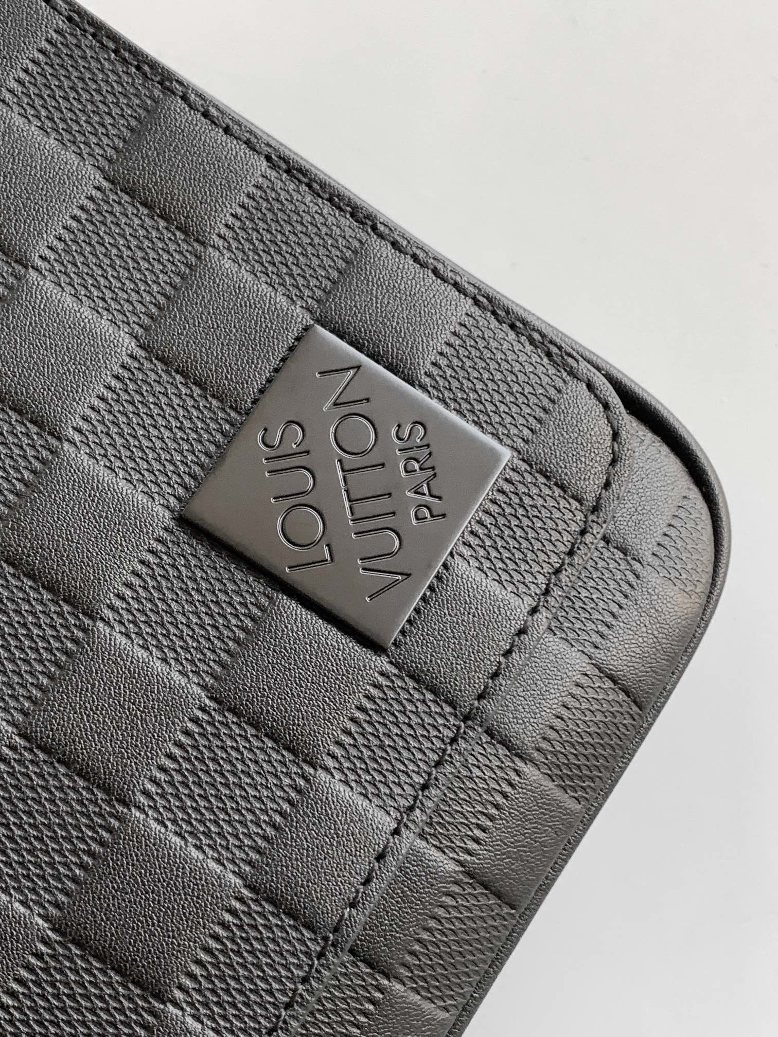 Louis Vuitton Messenger Bag M42711