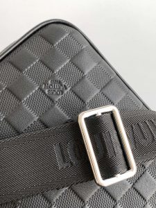 Louis Vuitton Messenger Bag M42711