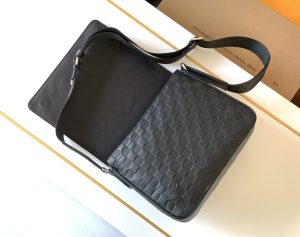 Louis Vuitton Messenger Bag M42711
