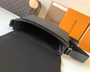 Louis Vuitton Messenger Bag M42711