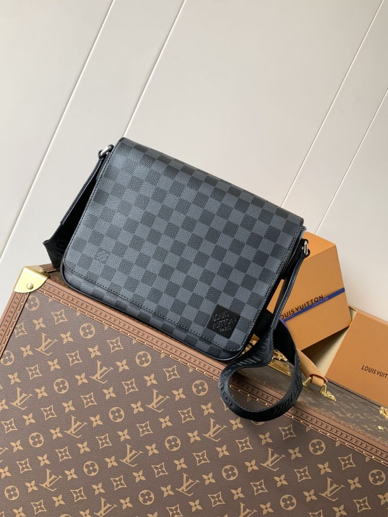 Louis Vuitton Messenger Bag M42710
