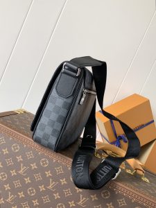 Louis Vuitton Messenger Bag M42710