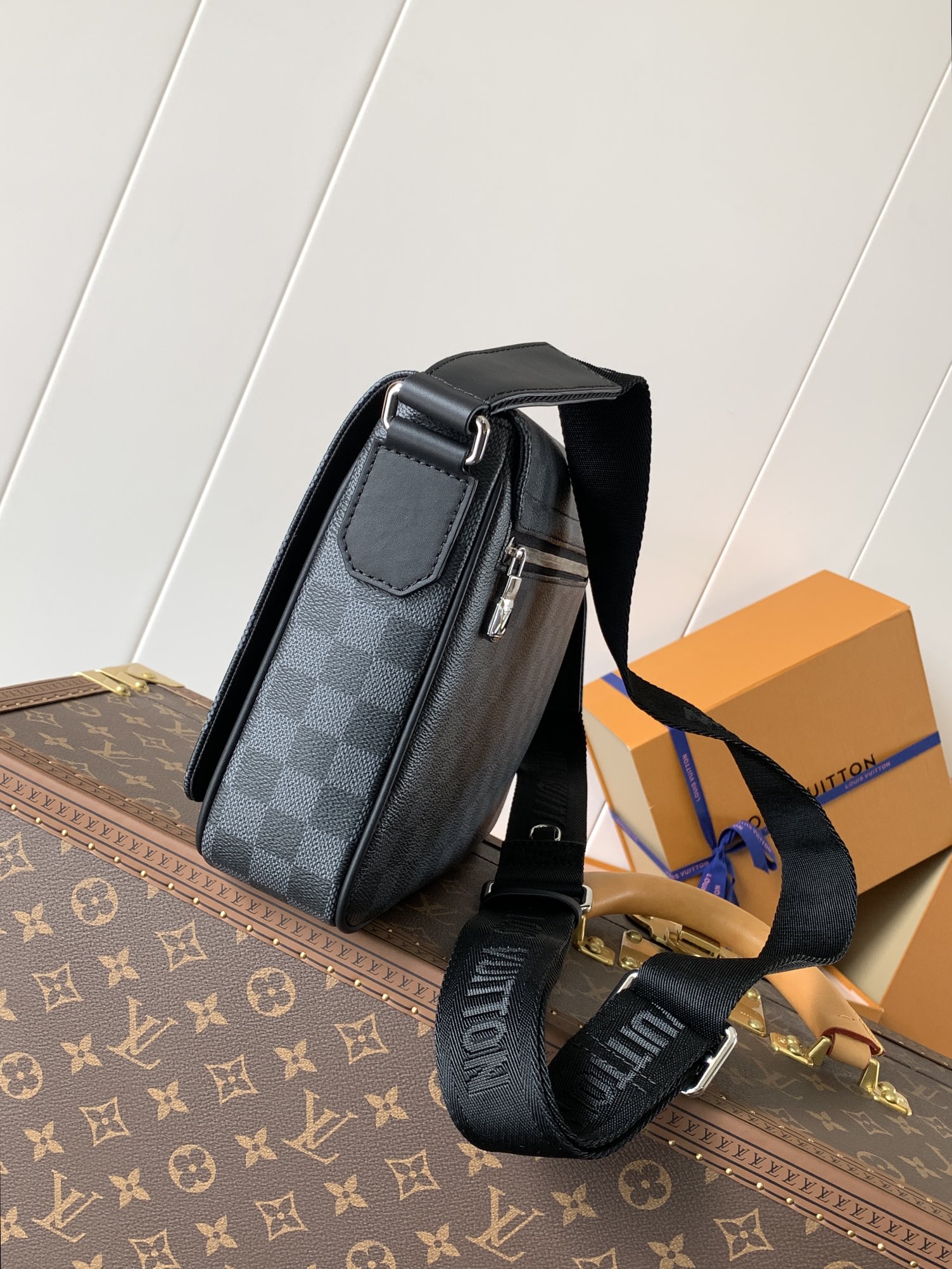 Louis Vuitton Messenger Bag M42710