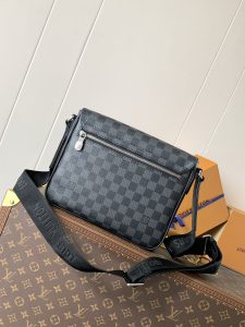 Louis Vuitton Messenger Bag M42710