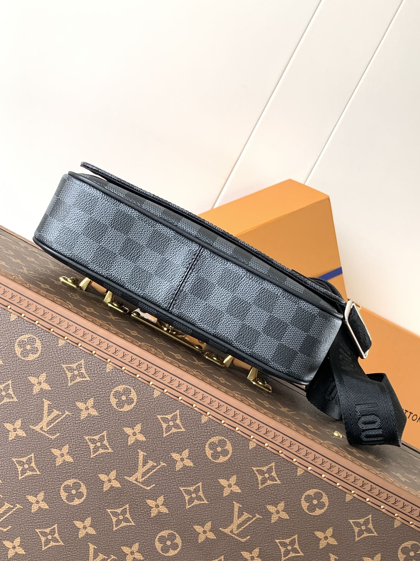 Louis Vuitton Messenger Bag M42710