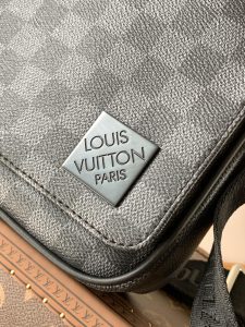 Louis Vuitton Messenger Bag M42710