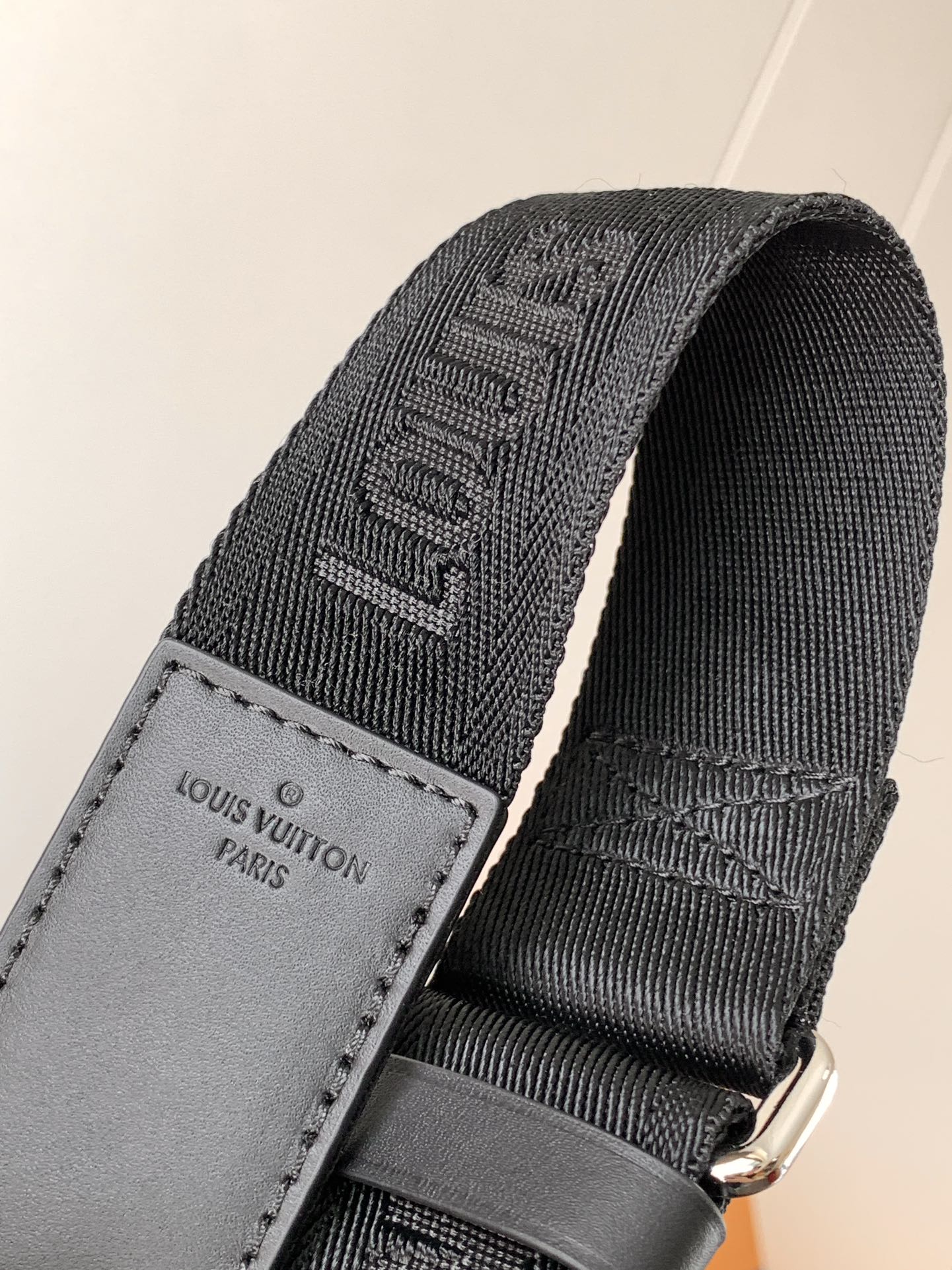 Louis Vuitton Messenger Bag M42710