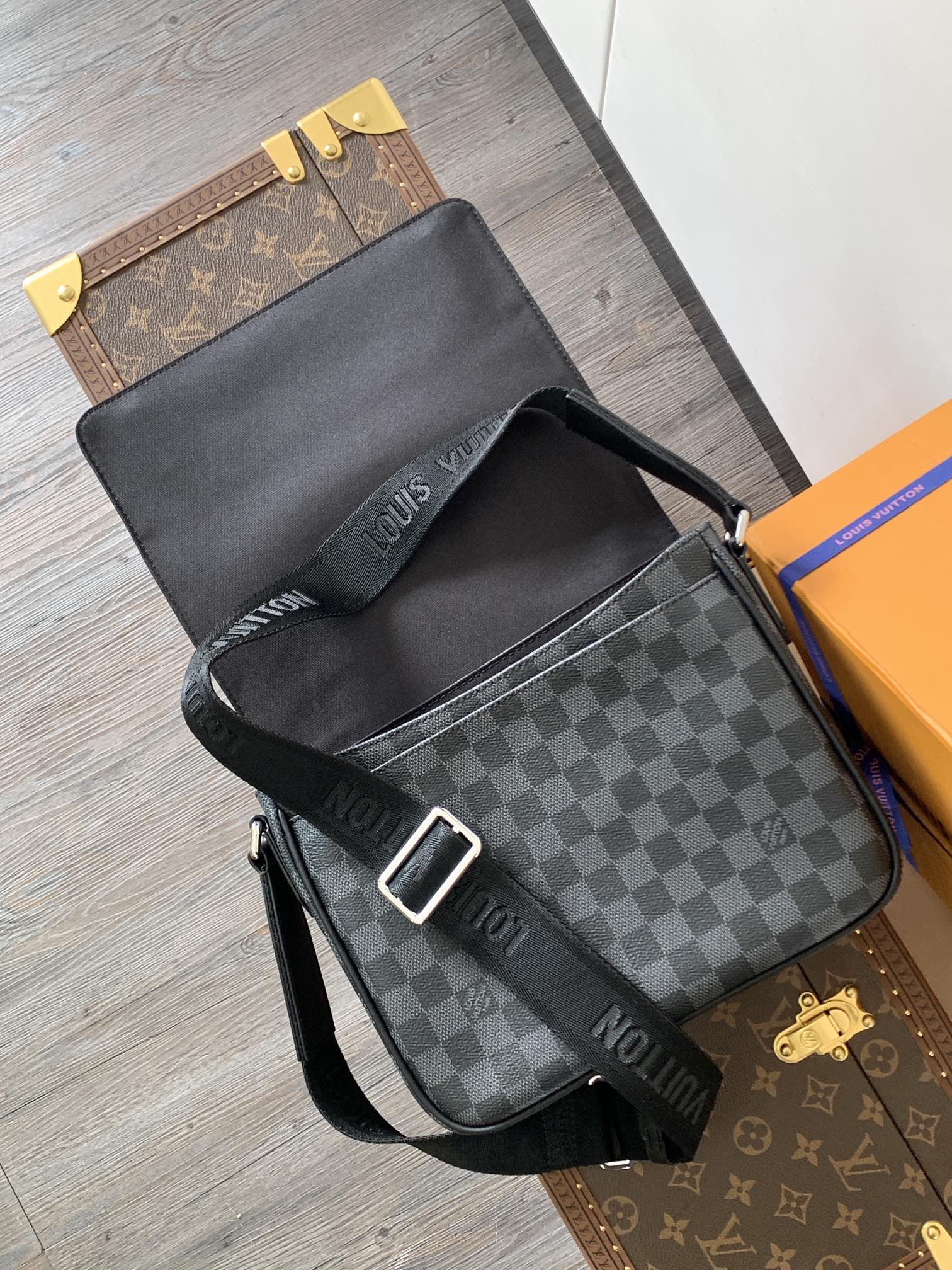 Louis Vuitton Messenger Bag M42710