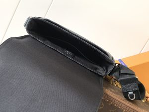 Louis Vuitton Messenger Bag M42710