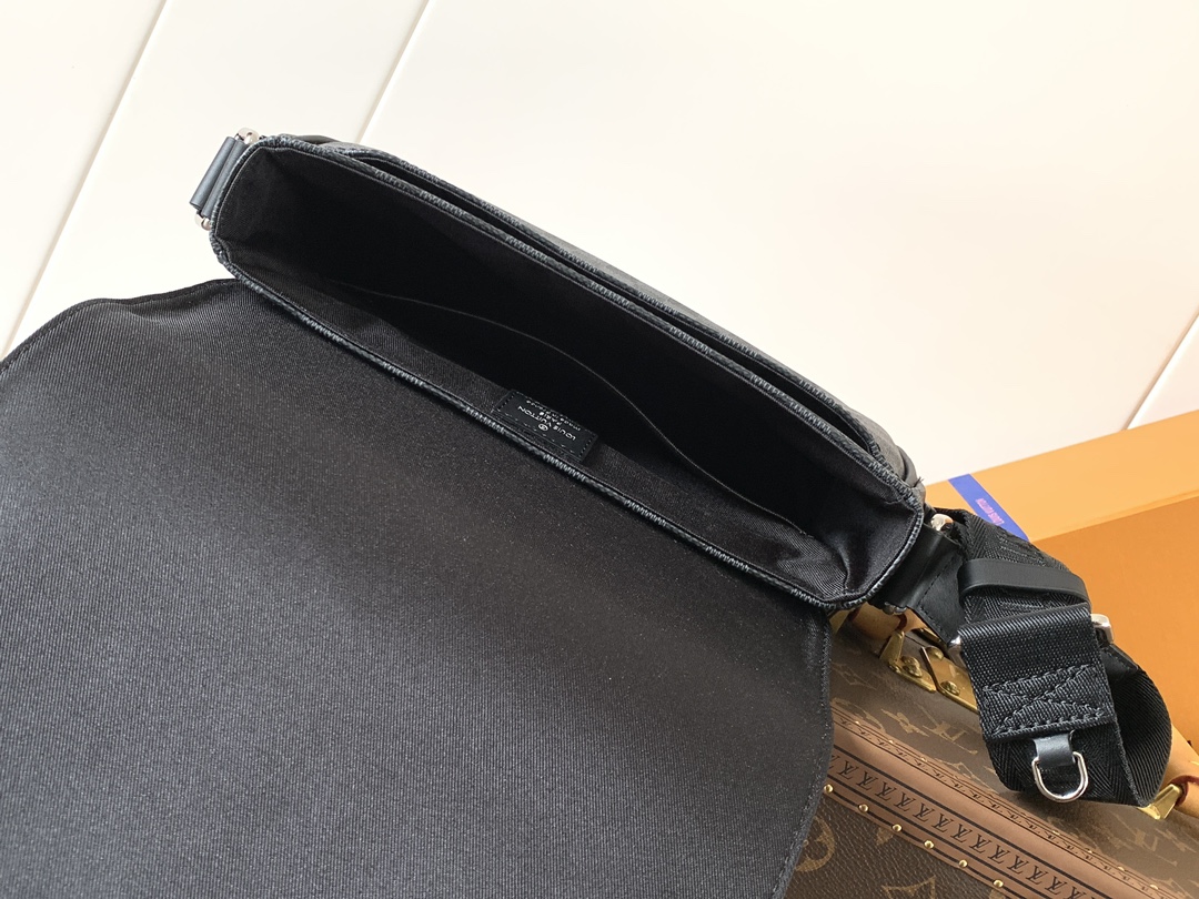 Louis Vuitton Messenger Bag M42710