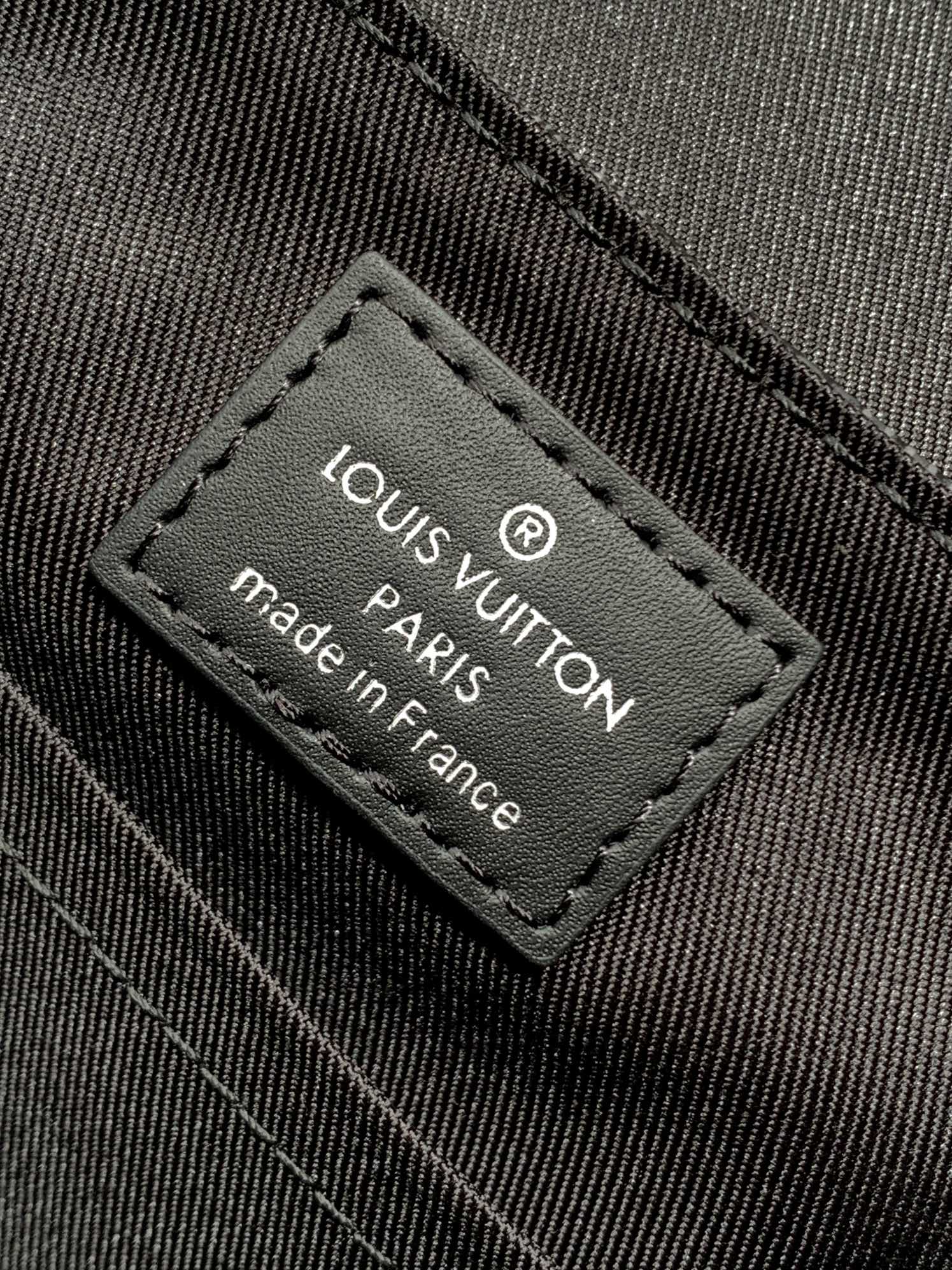Louis Vuitton Messenger Bag M42710