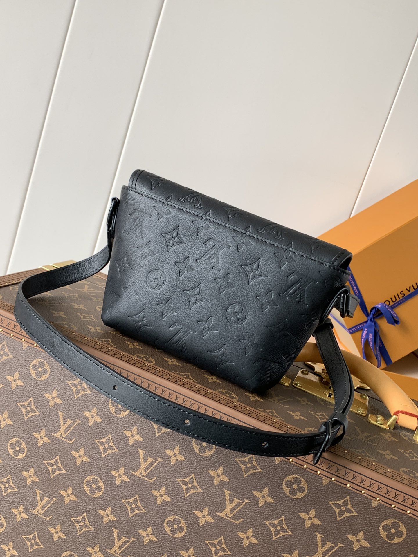 Louis Vuitton Handbag M12636