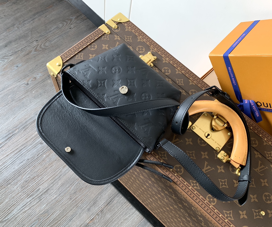 Louis Vuitton Handbag M12636