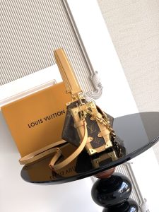 Louis Vuitton Handbag M28385