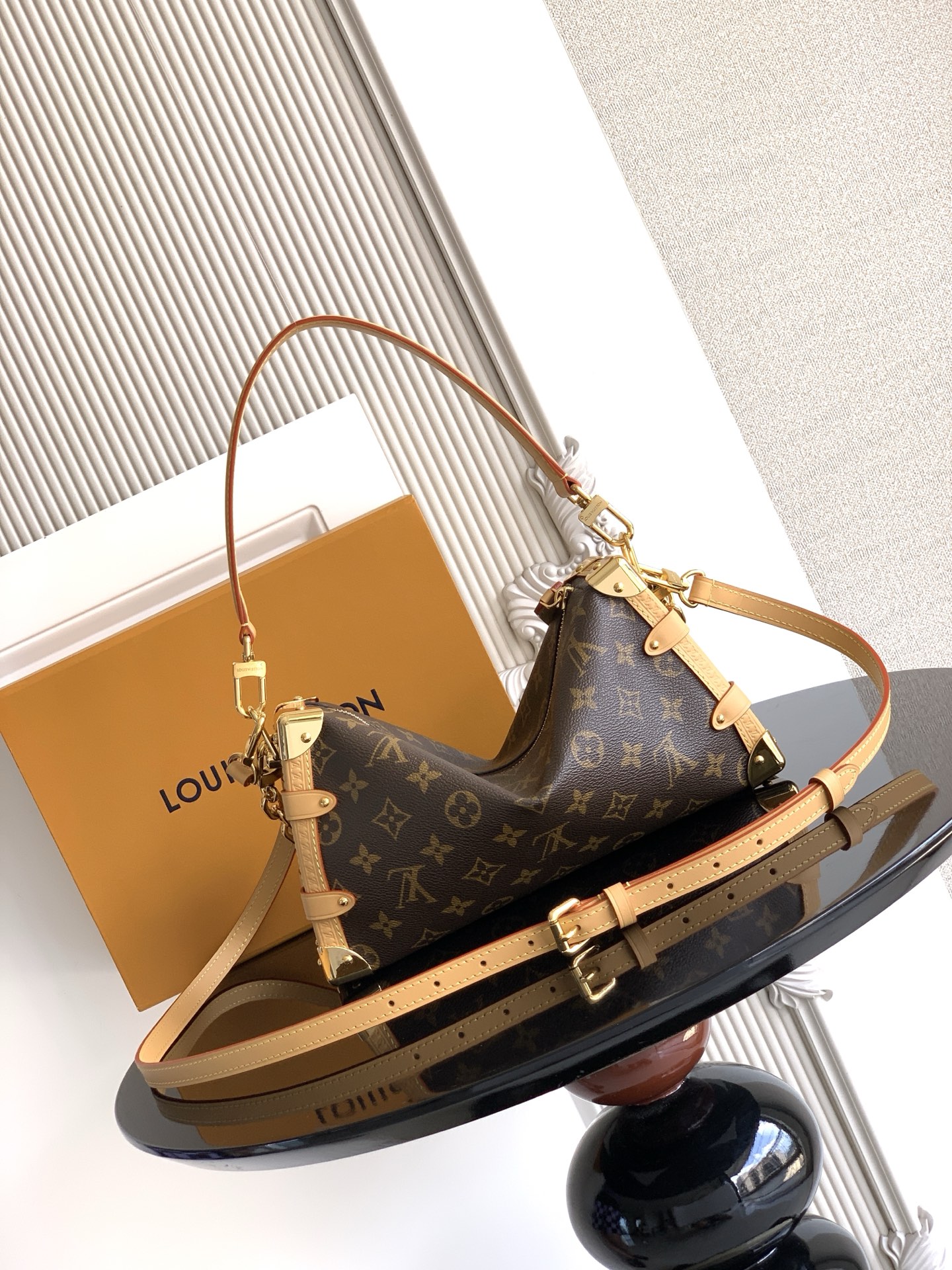 Louis Vuitton Handbag M28385