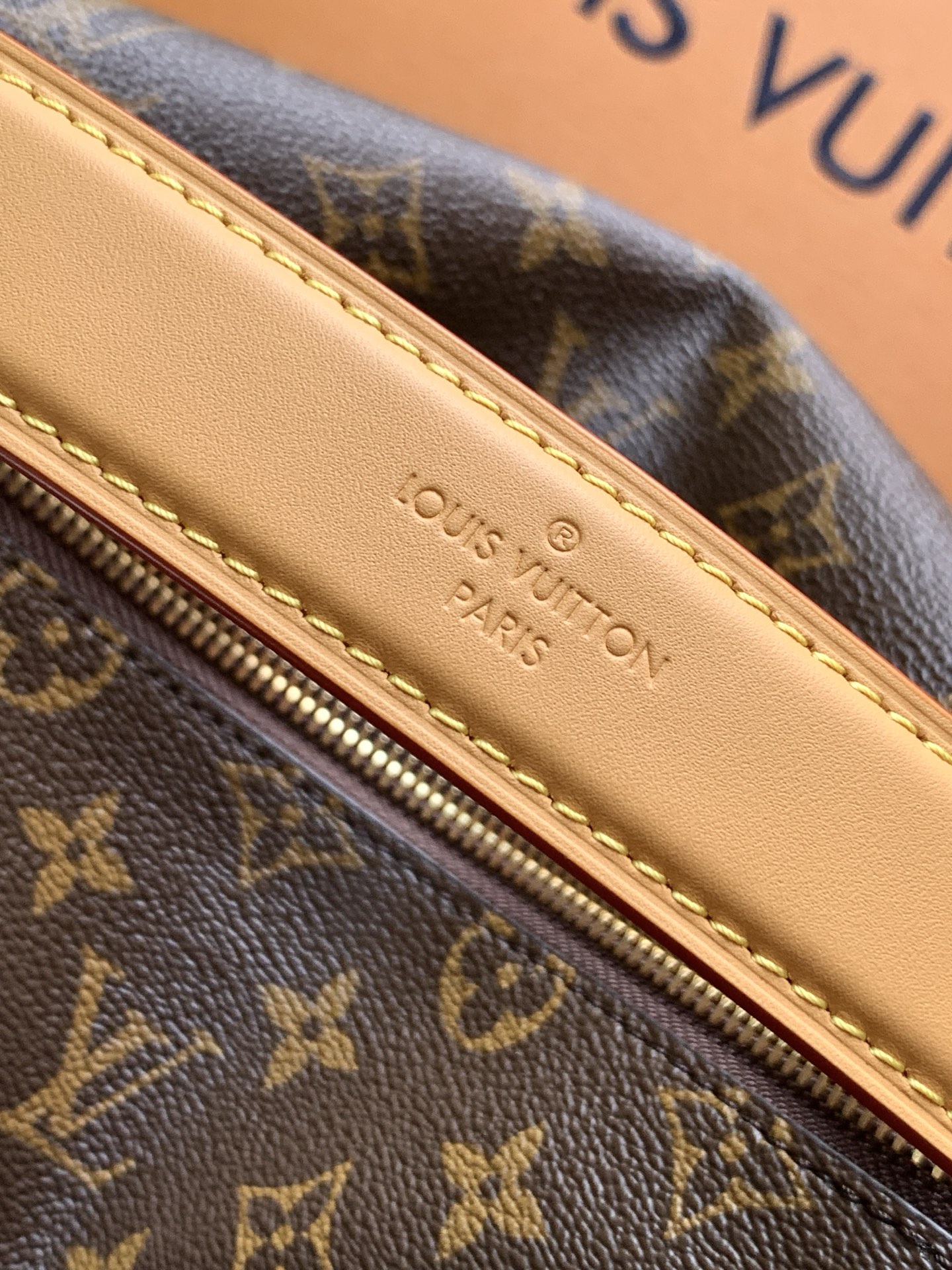 Louis Vuitton Handbag M28385