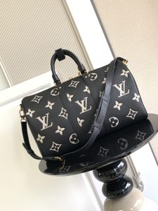 Louis Vuitton Handbag M46670