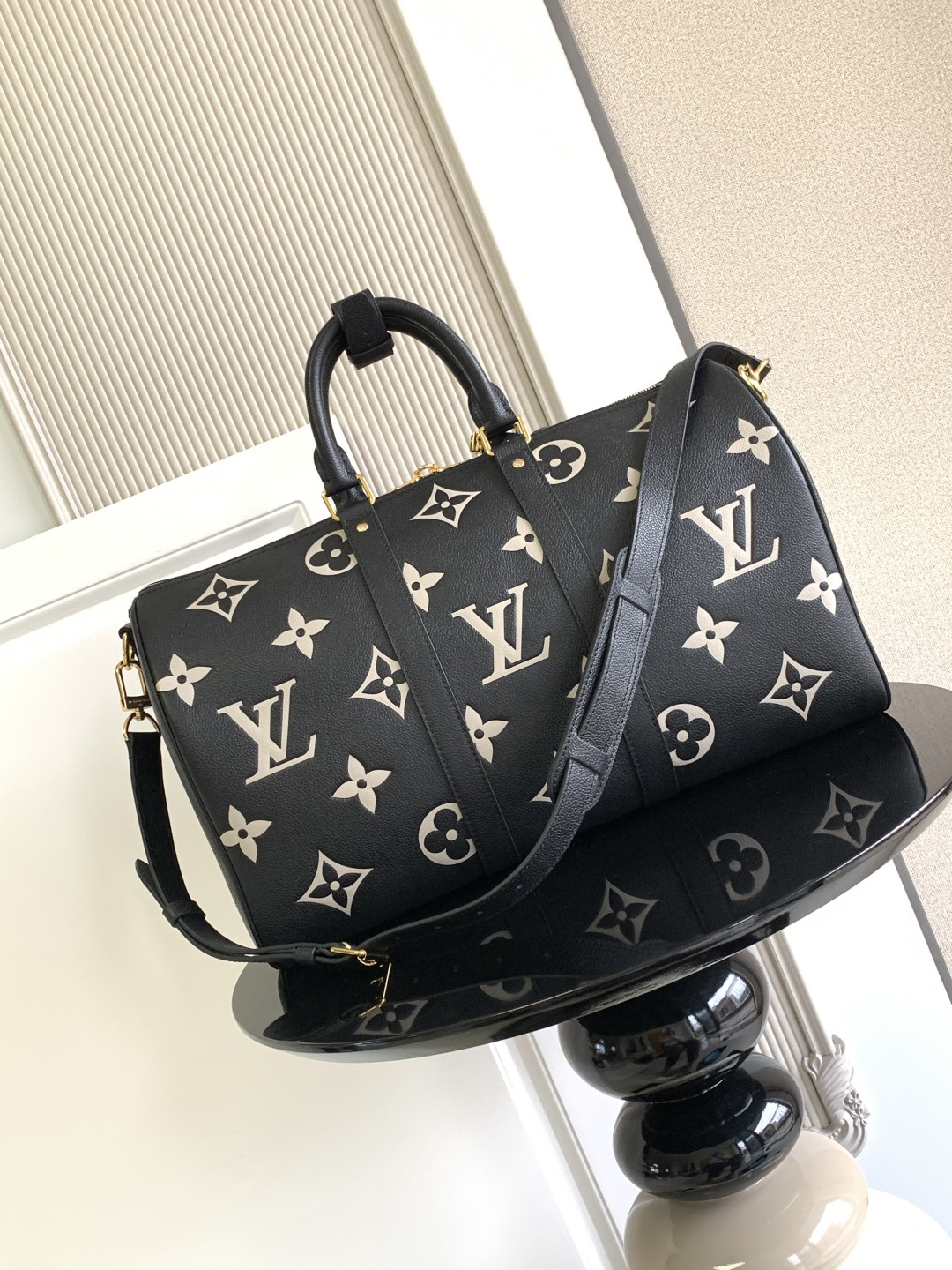 Louis Vuitton Handbag M46670