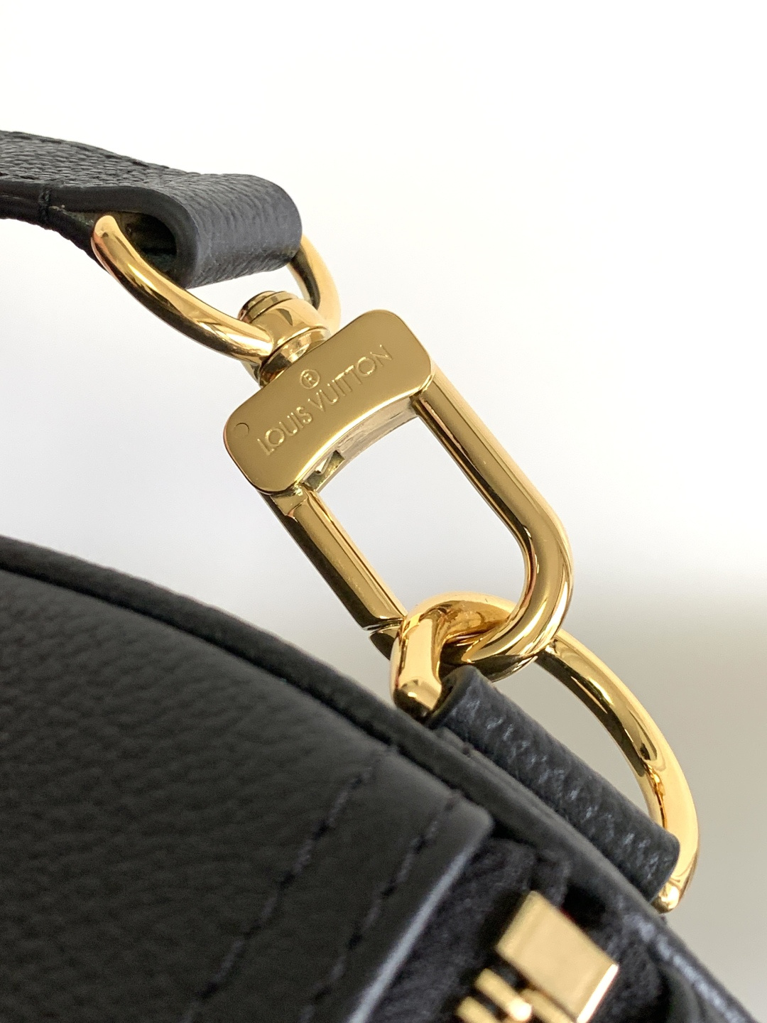 Louis Vuitton Handbag M46670