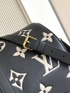 Louis Vuitton Handbag M46670