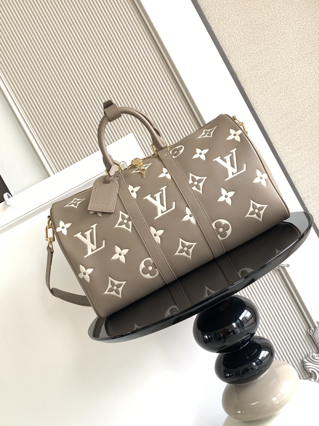 Louis Vuitton Handbag M46670 in Grey