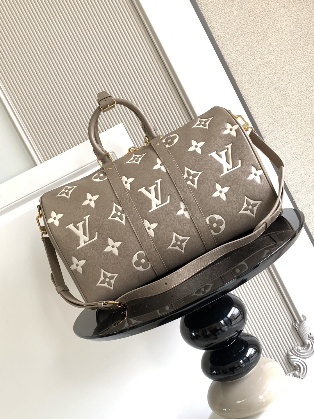 Louis Vuitton Handbag M46670 in Grey