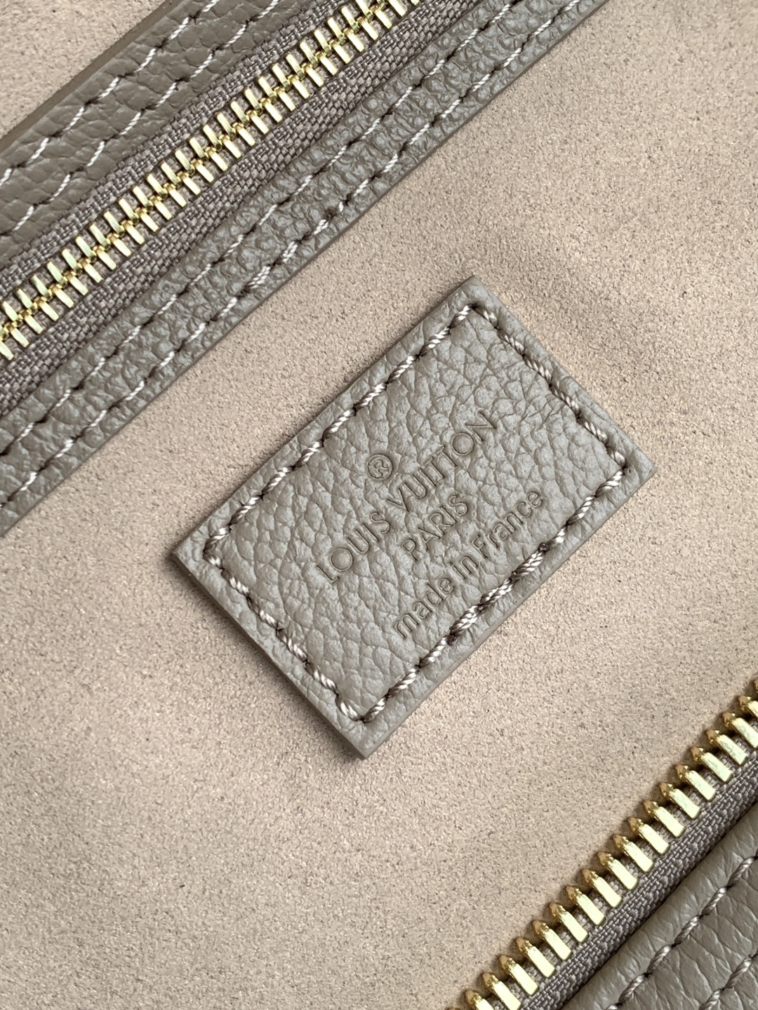 Louis Vuitton Handbag M46670 in Grey