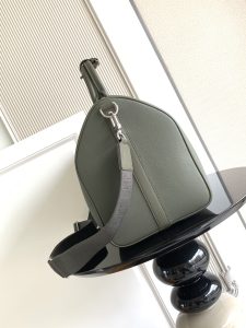 Louis Vuitton Handbag M21536