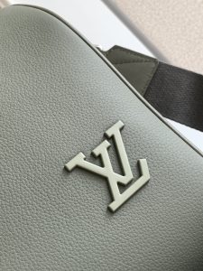 Louis Vuitton Handbag M21536