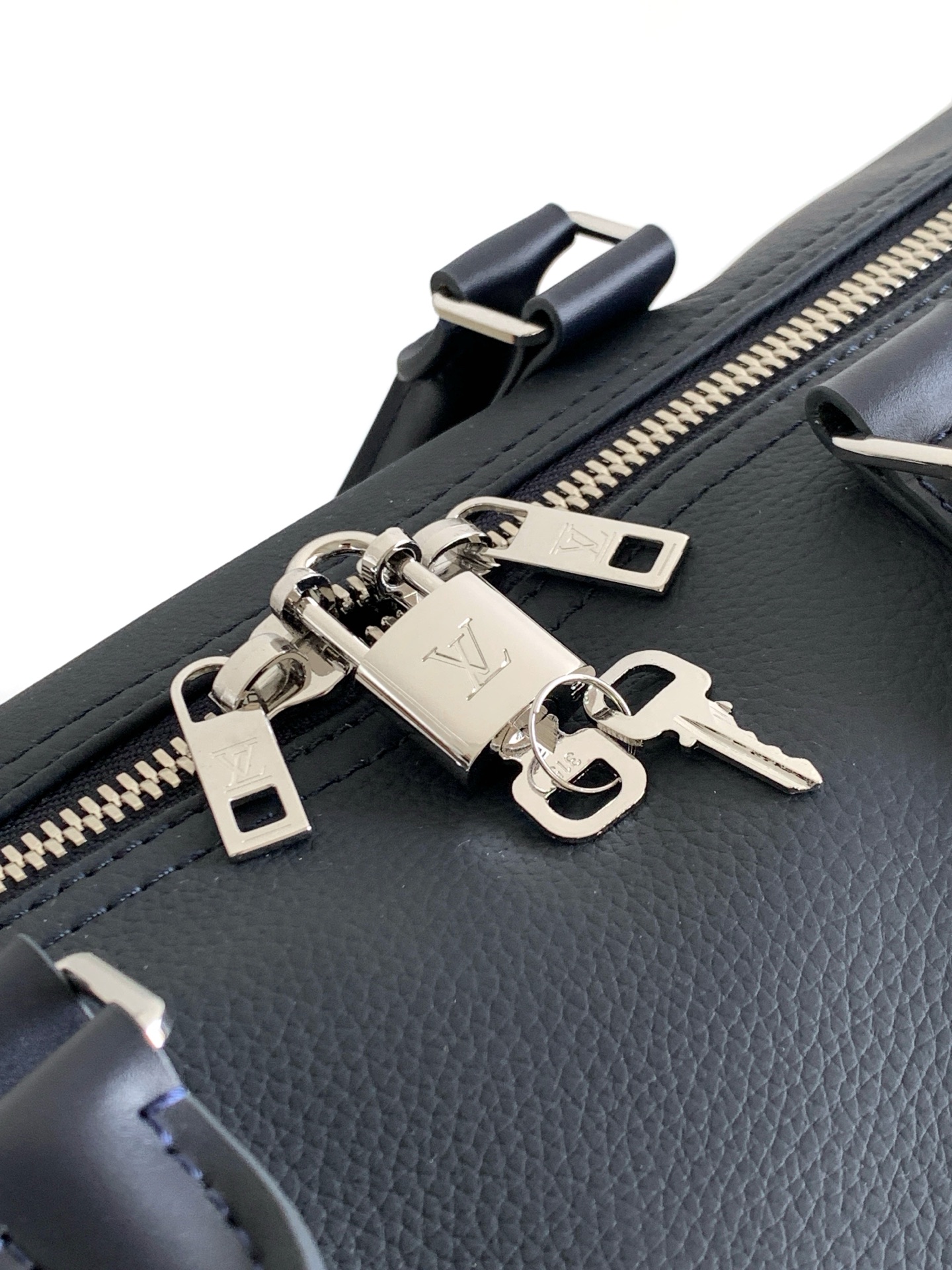 Louis Vuitton Handbag M11693