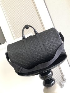 Louis Vuitton Handbag M44810