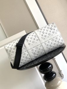 Louis Vuitton Handbag M24954
