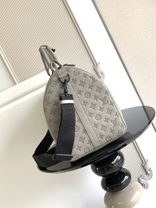 Louis Vuitton Handbag M46117