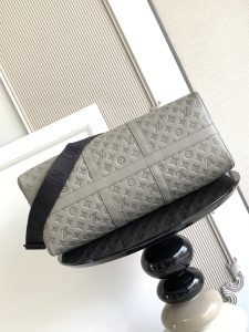 Louis Vuitton Handbag M46117
