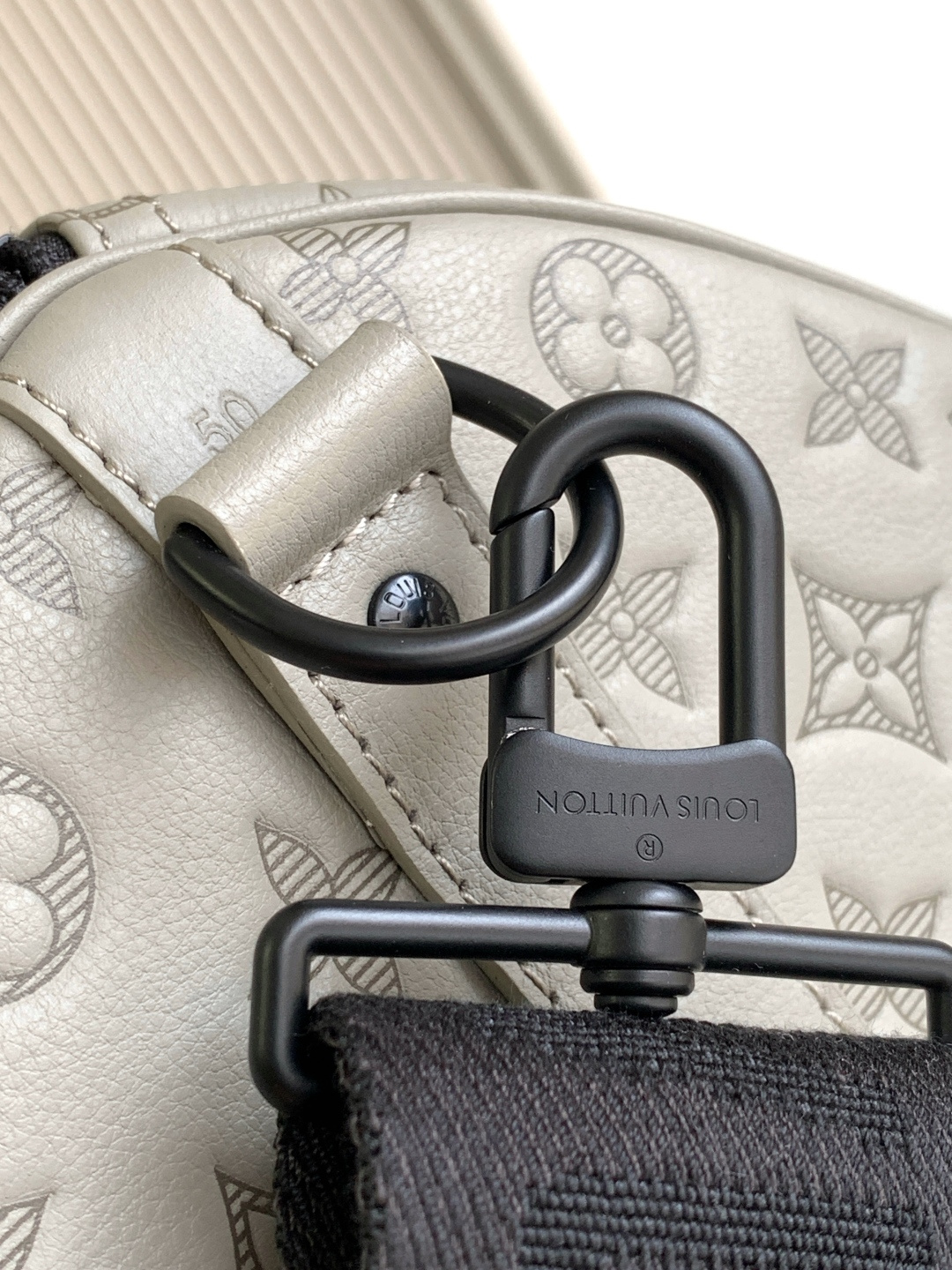 Louis Vuitton Handbag M46117