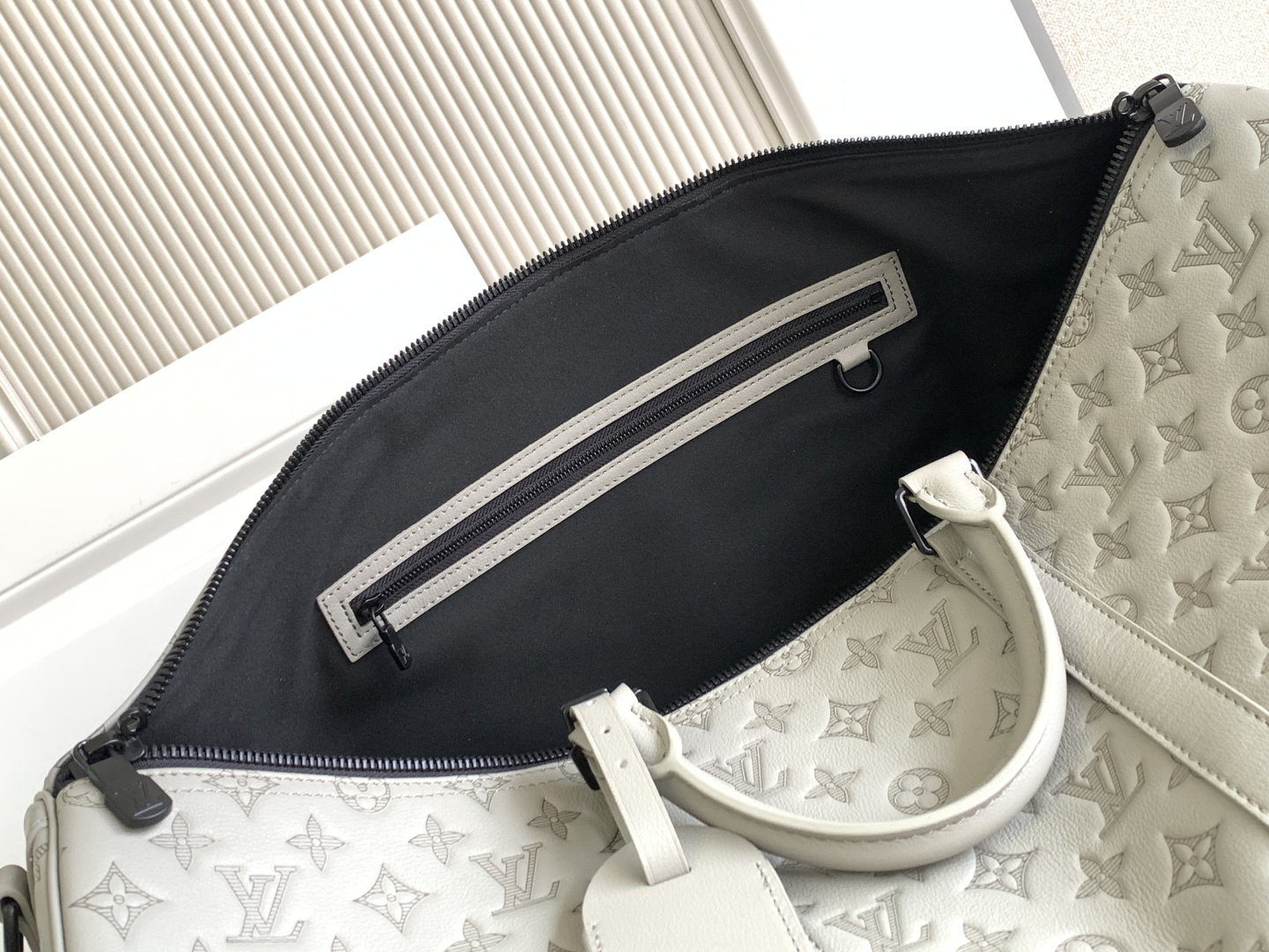 Louis Vuitton Handbag M46117