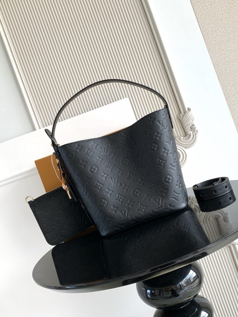 Louis Vuitton Bucket Bag M29090