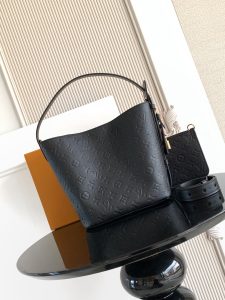 Louis Vuitton Bucket Bag M29090