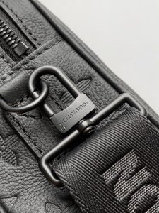 Louis Vuitton Messenger Bag M28785