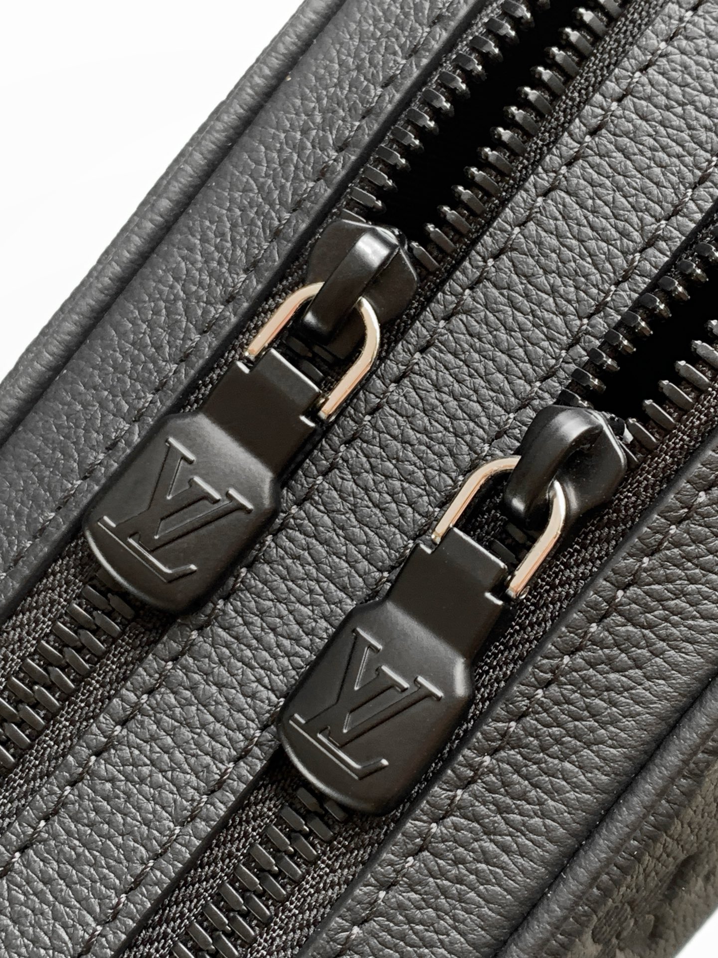 Louis Vuitton Messenger Bag M28785