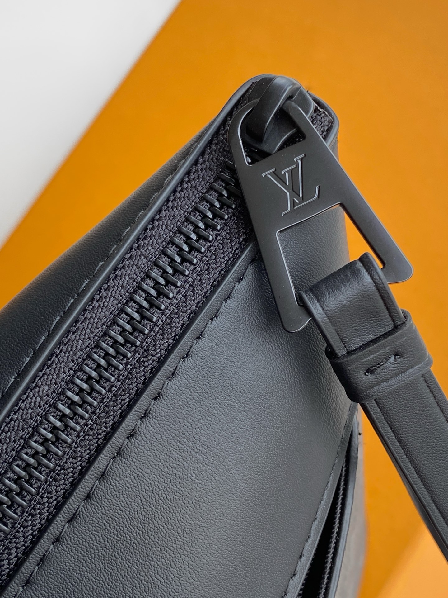 Louis Vuitton Handbag M82543