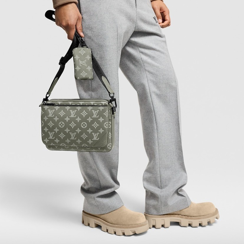Louis Vuitton Messenger Bag M12490