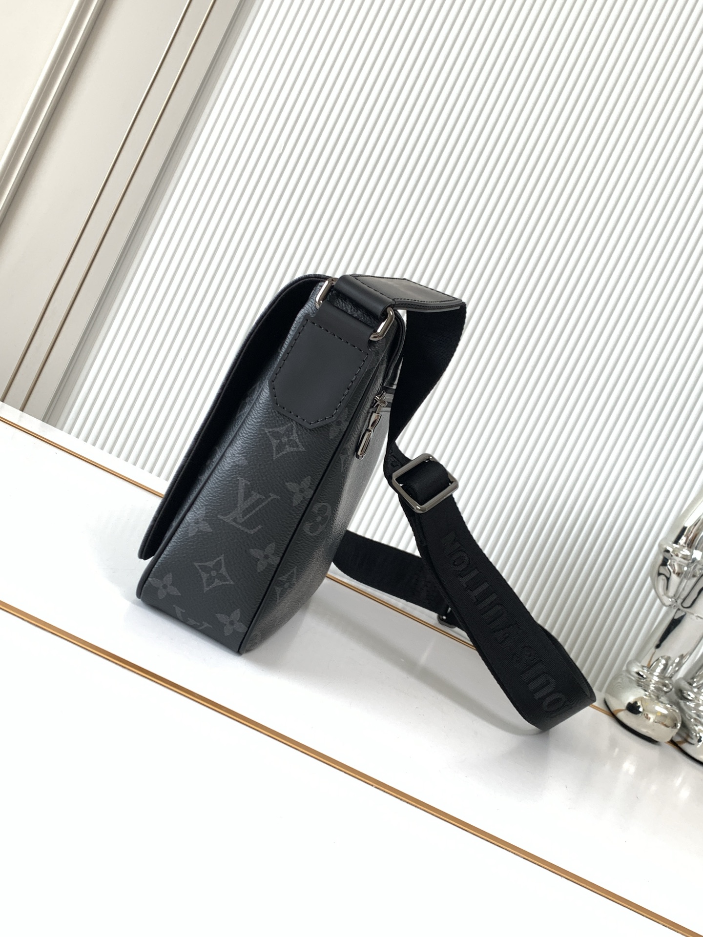 Louis Vuitton Messenger Bag M46255