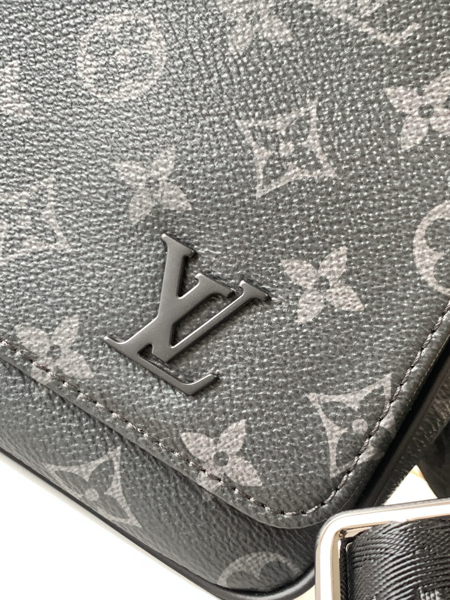 Louis Vuitton Messenger Bag M46255