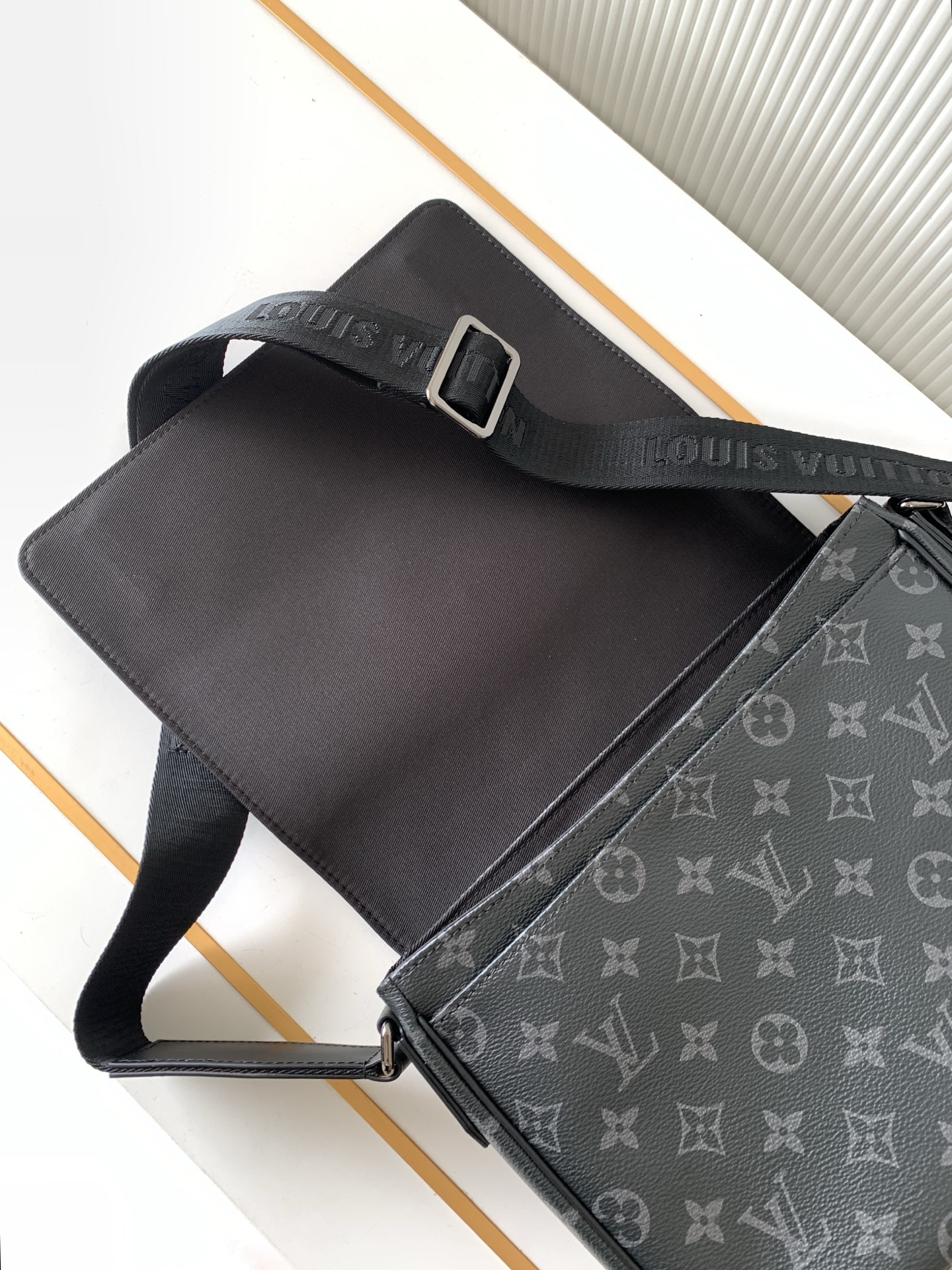 Louis Vuitton Messenger Bag M46255