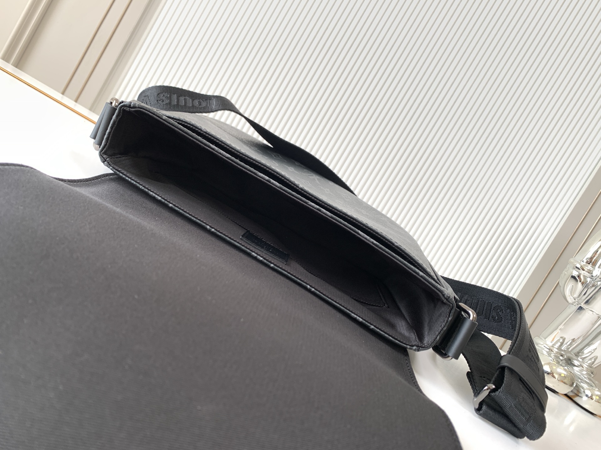 Louis Vuitton Messenger Bag M46255