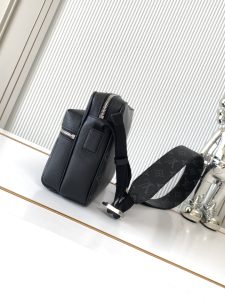 Louis Vuitton Messenger Bag M30233
